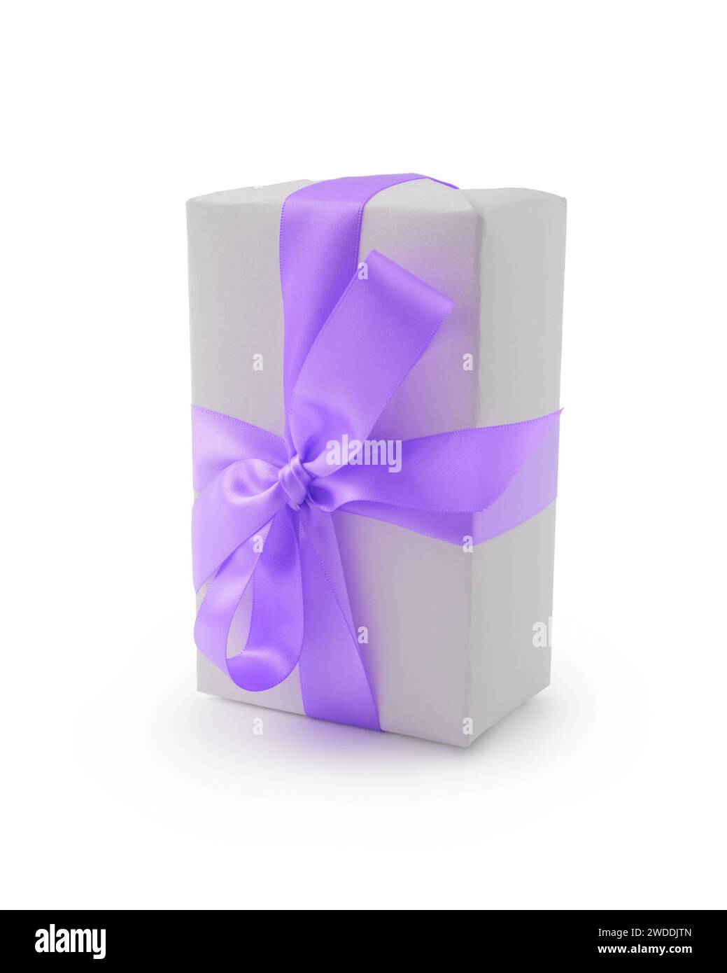 Confezione regalo bianca con fiocco a nastro viola isolata su sfondo bianco, oggetto natalizio Foto Stock