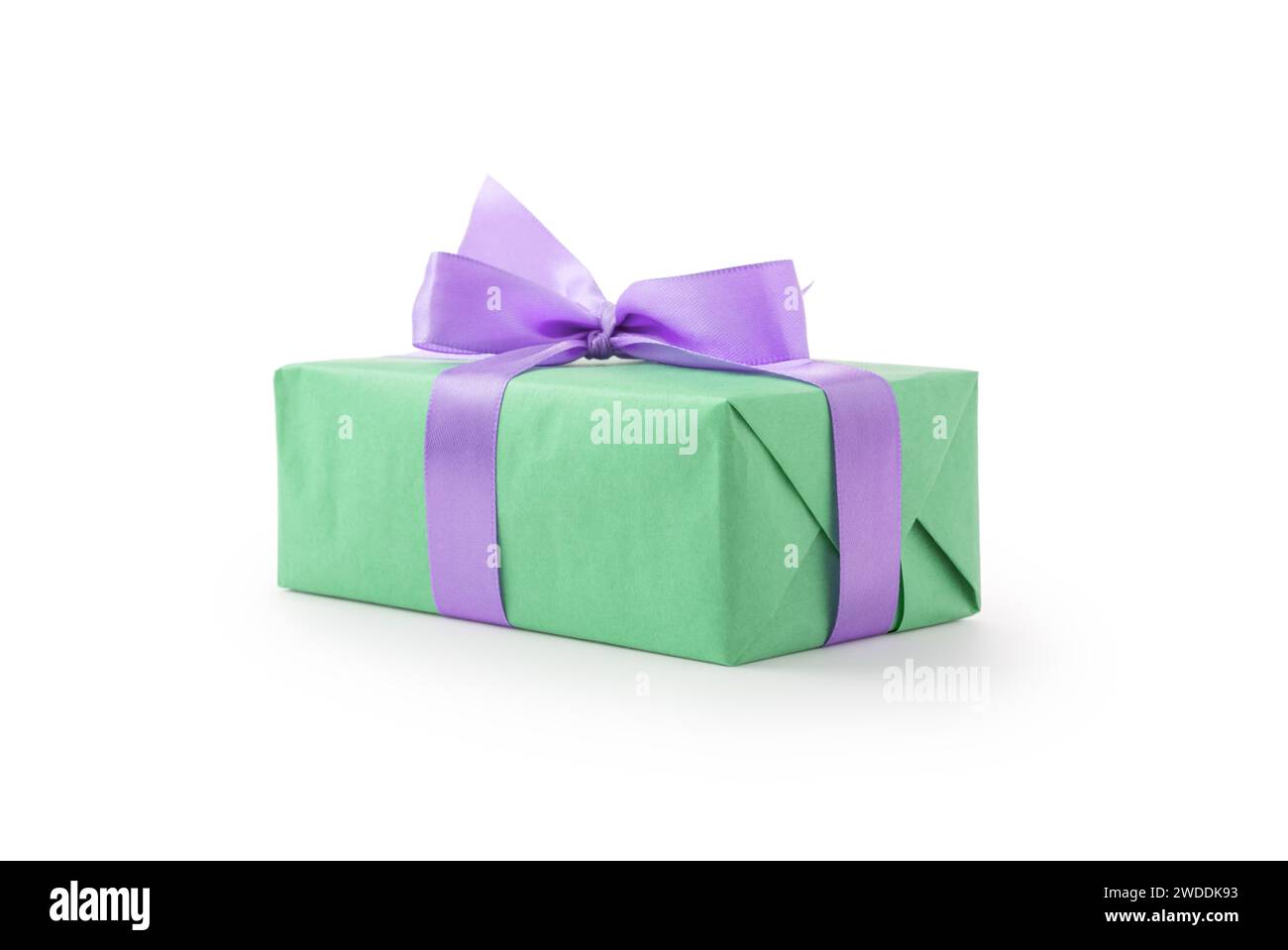 Scatola di carta verde con arco a nastro viola isolata su sfondo bianco, elemento Foto Stock