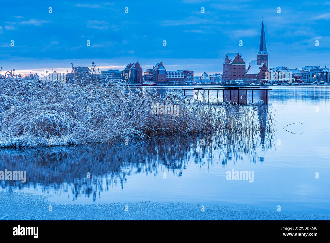 Ammira il Warnow in inverno nella città anseatica di Rostock, Germania. Foto Stock