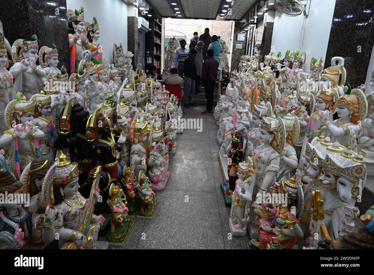 India. 19 gennaio 2024. NUOVA DELHI, INDIA - 19 GENNAIO: Gli idoli di Lord RAM, Sita e Laxman Gods in vendita in un negozio in Qutab Road il 19 gennaio 2024 a nuova Delhi, India. La vendita di RAM Darbar Murtis ha preceduto la cerimonia di consacrazione di Shri RAM Lalla Idol al Tempio di Ayodhya. La cerimonia di consacrazione si terrà il 22 gennaio. C'è molto entusiasmo tra la gente. Le case, i mercati e i templi sono decorati per l'occasione. I devoti organizzano percorsi Ramayana nei templi di tutto il paese. (Foto di Sonu Mehta/Hindustan Times/Sipa USA) credito: SIPA USA/Alamy Live News Foto Stock