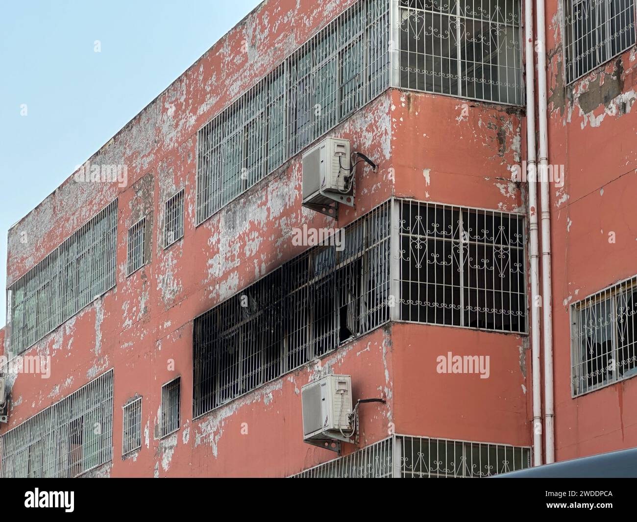 (240120) -- NANYANG, 20 gennaio 2024 (Xinhua) -- questa foto scattata il 20 gennaio 2024 mostra il sito dei vigili del fuoco presso la Yingcai School di Dushu Town, Fangcheng County, Nanyang City, nella provincia centrale cinese di Henan. Un team di lavoro è stato inviato nella provincia centrale di Henan della Cina durante la notte per guidare il lavoro di soccorso e follow-up dopo un incendio del dormitorio della scuola il venerdì sera, il Ministero della gestione delle emergenze ha detto sabato. Tredici studenti sono stati uccisi e un altro ferito in un incendio che ha avuto luogo in un dormitorio scolastico nella contea di Fangcheng, nella città di Nanyang, nella provincia di Henan, nella Cina centrale, a Frida Foto Stock