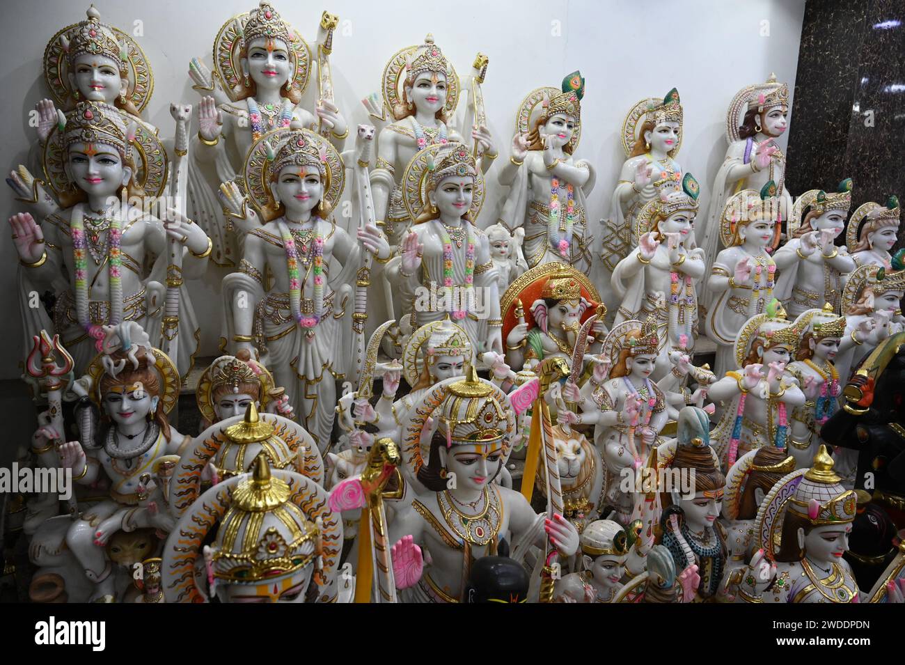 India. 19 gennaio 2024. NUOVA DELHI, INDIA - 19 GENNAIO: Gli idoli di Lord RAM, Sita e Laxman Gods in vendita in un negozio in Qutab Road il 19 gennaio 2024 a nuova Delhi, India. La vendita di RAM Darbar Murtis ha preceduto la cerimonia di consacrazione di Shri RAM Lalla Idol al Tempio di Ayodhya. La cerimonia di consacrazione si terrà il 22 gennaio. C'è molto entusiasmo tra la gente. Le case, i mercati e i templi sono decorati per l'occasione. I devoti organizzano percorsi Ramayana nei templi di tutto il paese. (Foto di Sonu Mehta/Hindustan Times/Sipa USA) credito: SIPA USA/Alamy Live News Foto Stock