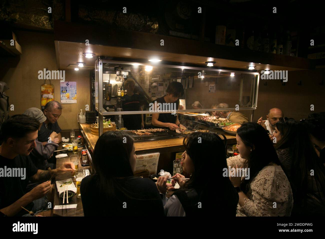 Tokyo, Giappone; 1 ottobre 2023: Atmosfera al ristorante Izakaya in via Omoide Yokocho nel quartiere Shinjuku di Tokyo. Foto Stock