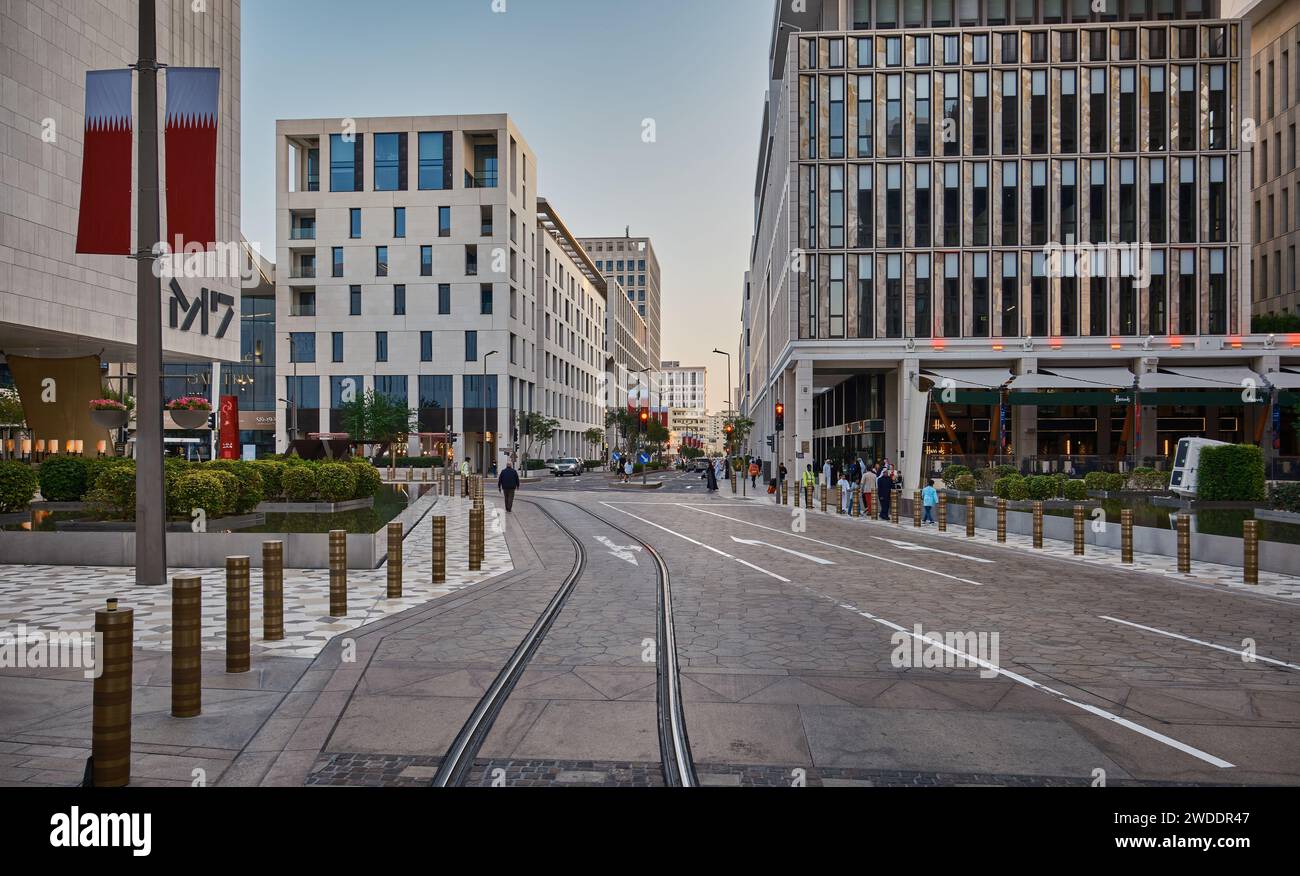 Msheireb Downtown Doha, Qatar pomeriggio girato mostrando l'architettura unica degli edifici con persone e auto in strada Foto Stock