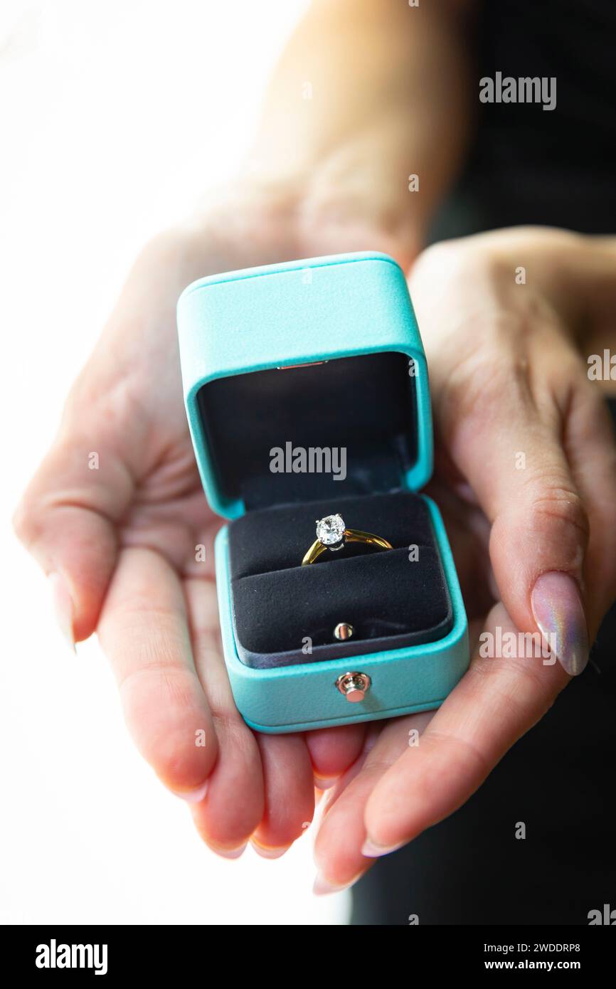 Donna che tiene l'anello di diamanti in una scatola Foto Stock