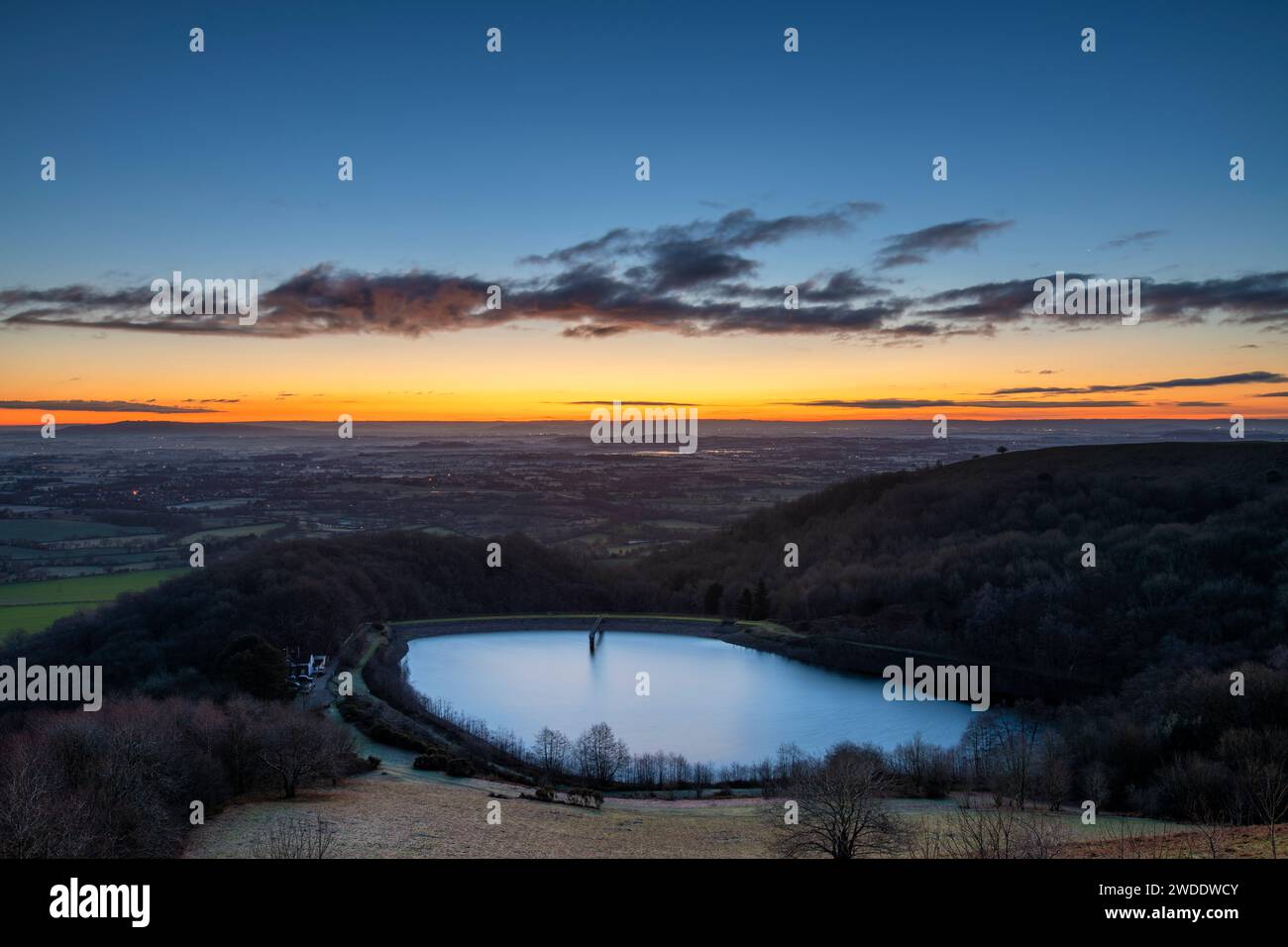 Alba invernale sul British Camp Reservoir. Malvern Hills, Worcestershire, Inghilterra Foto Stock
