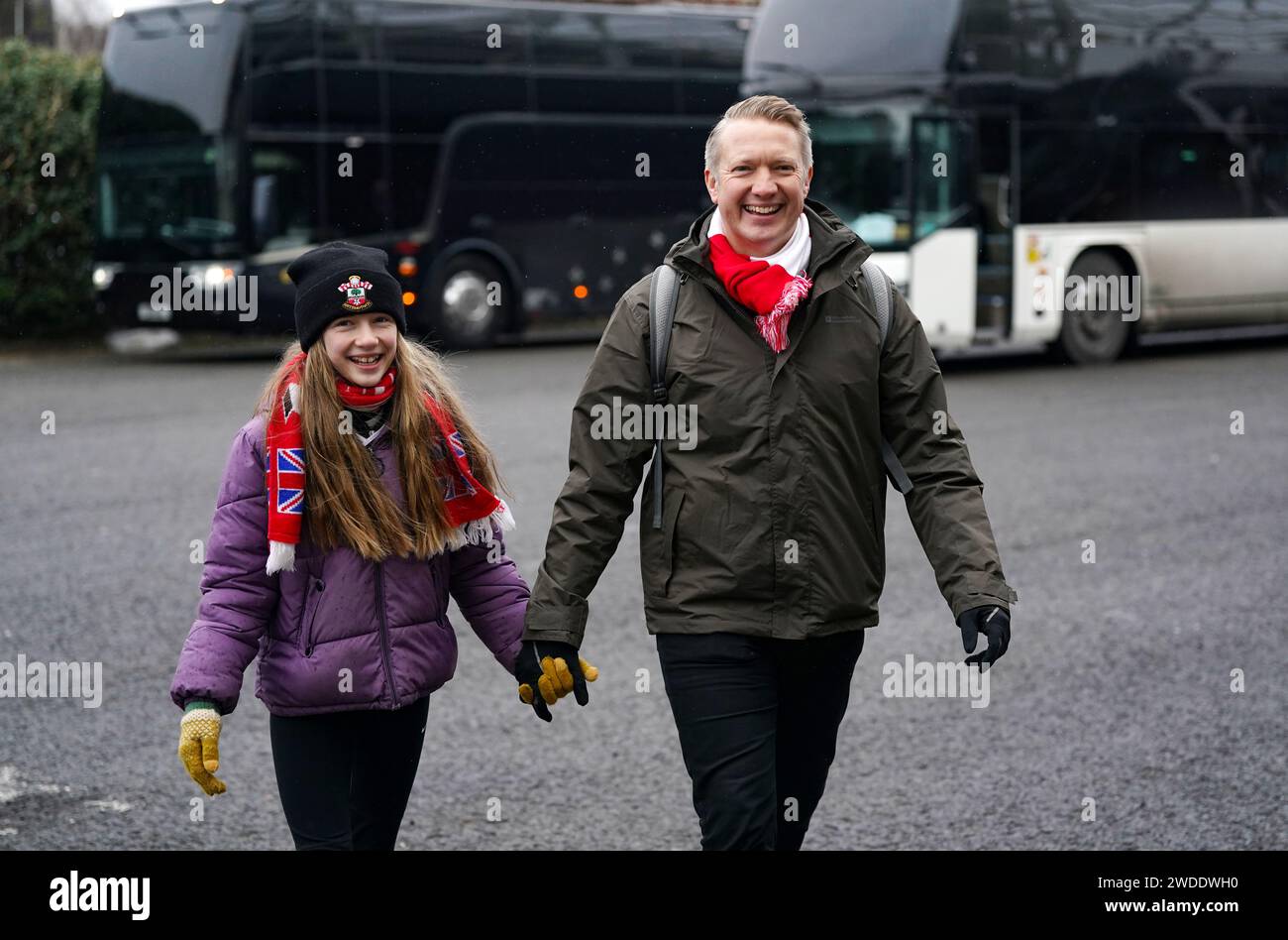 I tifosi del Southampton arrivano per la partita del campionato Sky Bet allo stadio Swansea.com di Swansea. Data immagine: Sabato 20 gennaio 2024. Foto Stock