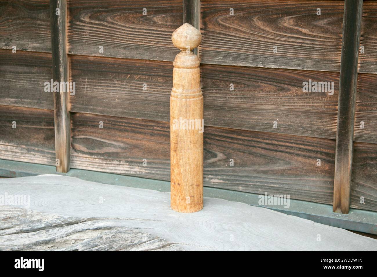 Oggetti tradizionali giapponesi realizzati da artigiani del legno nella città di Murakami, nella prefettura di Niigata in Giappone. Foto Stock