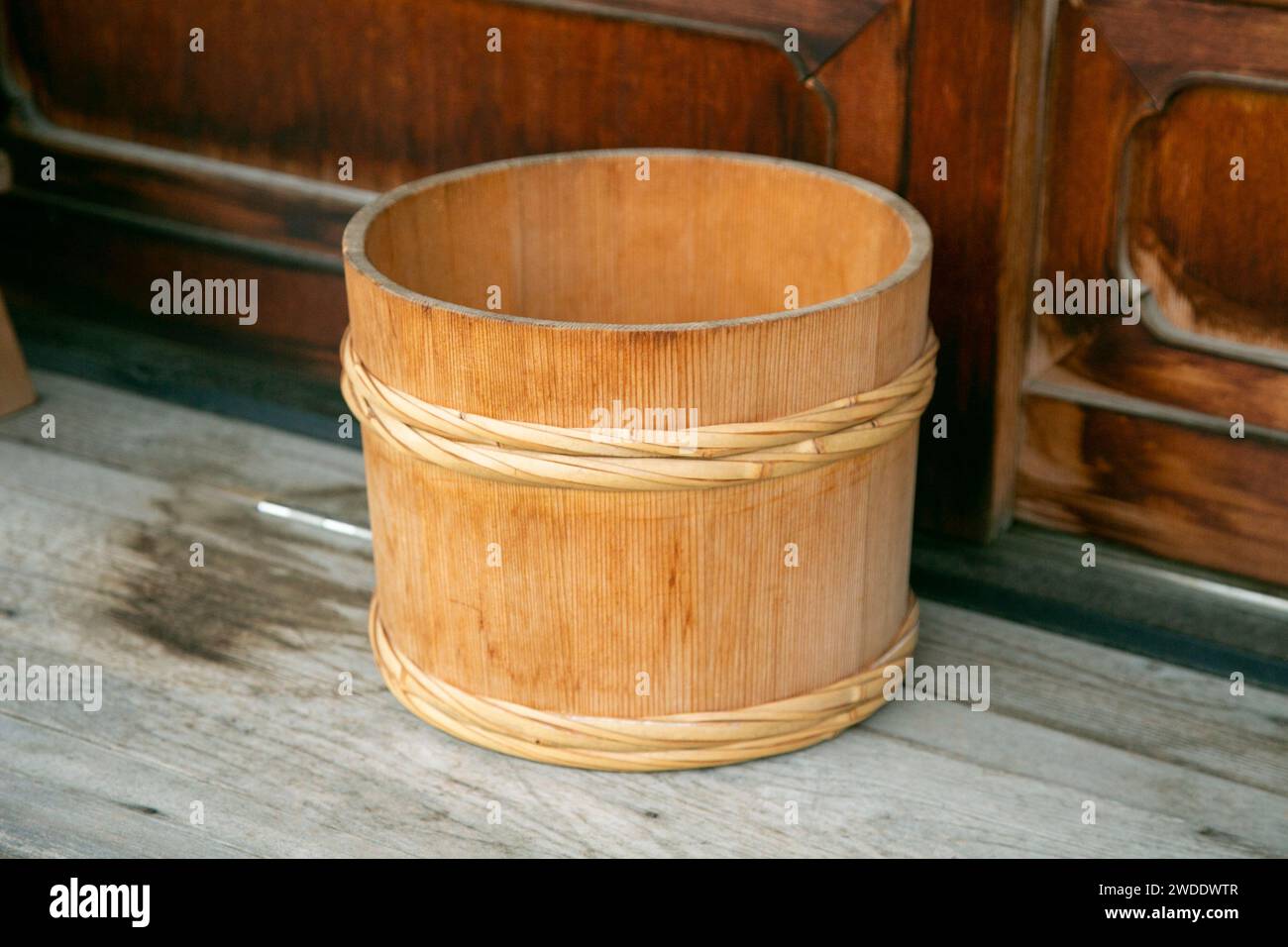 Oggetti tradizionali giapponesi realizzati da artigiani del legno nella città di Murakami, nella prefettura di Niigata in Giappone. Foto Stock