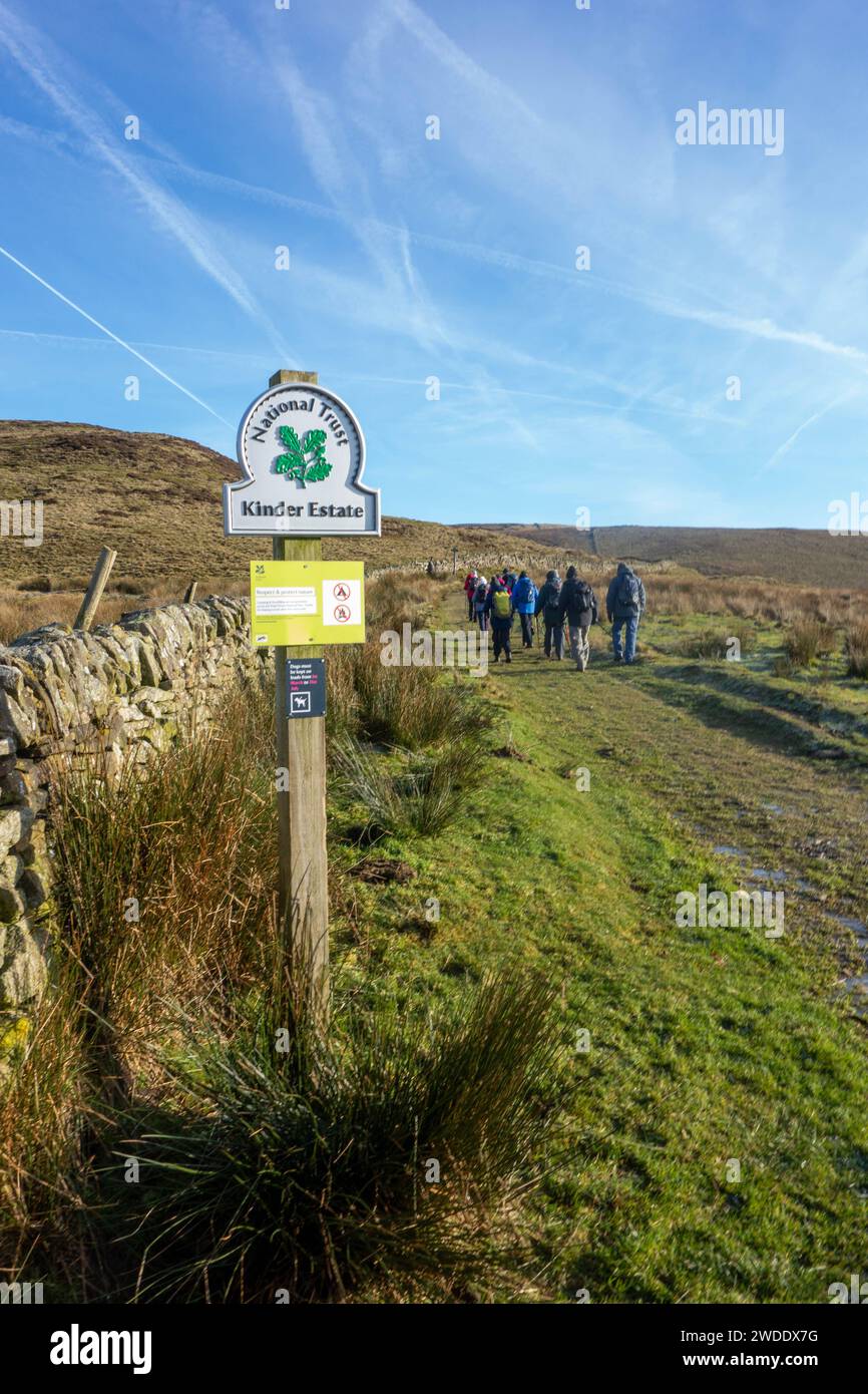 Membri del gruppo a piedi Sandbach U3A Long che si divertono a vagare nelle colline del Peak District sopra la città del Derbyshire, Hayfield, Inghilterra, su Kinder Low Foto Stock
