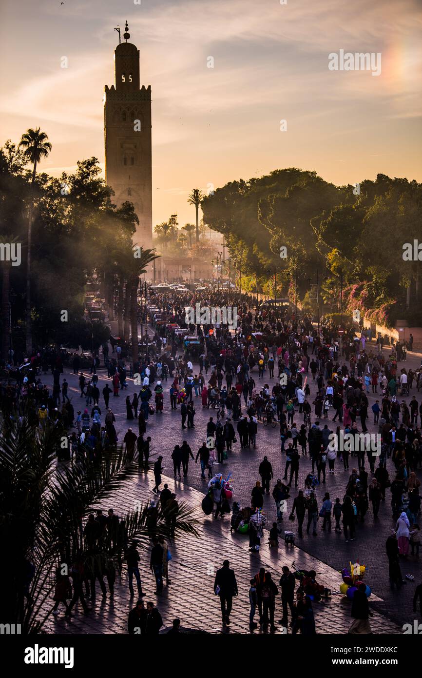 Marrakech, Marocco-28 febbraio 2023: Una strada tipica nell'antico quartiere Medina di Marrakech. La foto contiene persone locali che svolgono varie attività Foto Stock