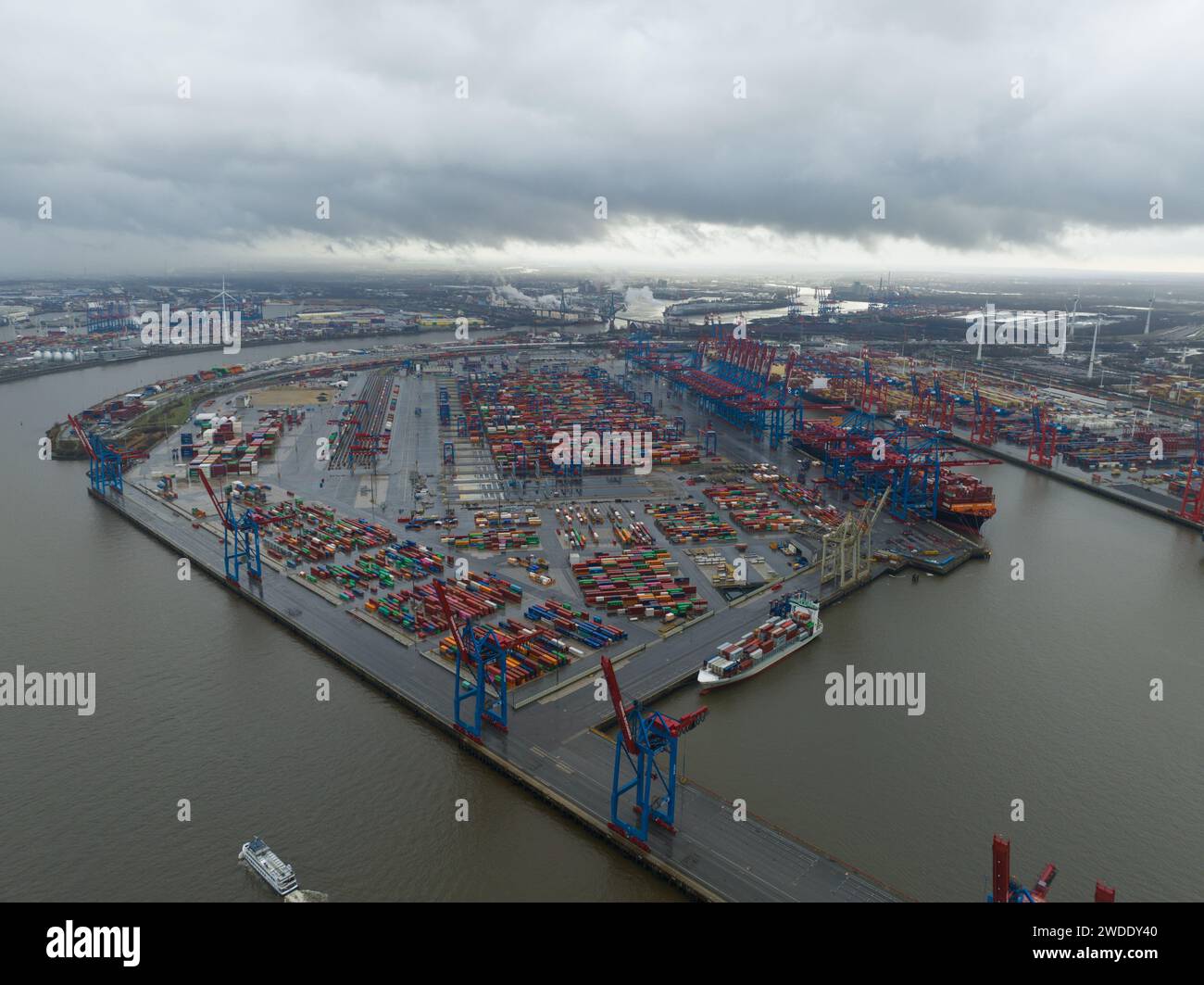 Amburgo, Germania, 30 dicembre 2023: Urchardkai Container Terminal Handling nel porto di Amburgo. Grandi navi per la logistica commerciale. Foto Stock