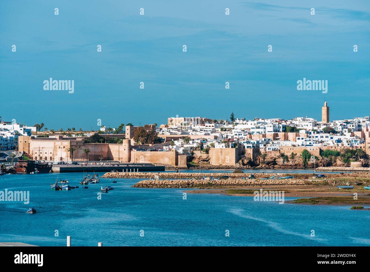 Vista panoramica di Rabat, la capitale del Marocco, con il fiume Bou Regreg e la Kasbah degli Oudayas Foto Stock