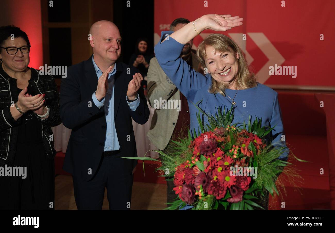 Frankenberg, Germania. 20 gennaio 2024. Petra Köpping (r), candidata principale della SPD sassone per le prossime elezioni di stato, ondata dopo la sua elezione al primo posto nella lista. Dietro di lei ci sono Kathrin Michel (l-r) e Henning Homann, presidenti di stato dei socialdemocratici sassoni, nonché Martin Dulig (SPD), ministro degli affari economici della Sassonia. I delegati votano sulla lista statale alla conferenza elettorale statale. Credito: Sebastian Willnow/dpa/Alamy Live News Foto Stock