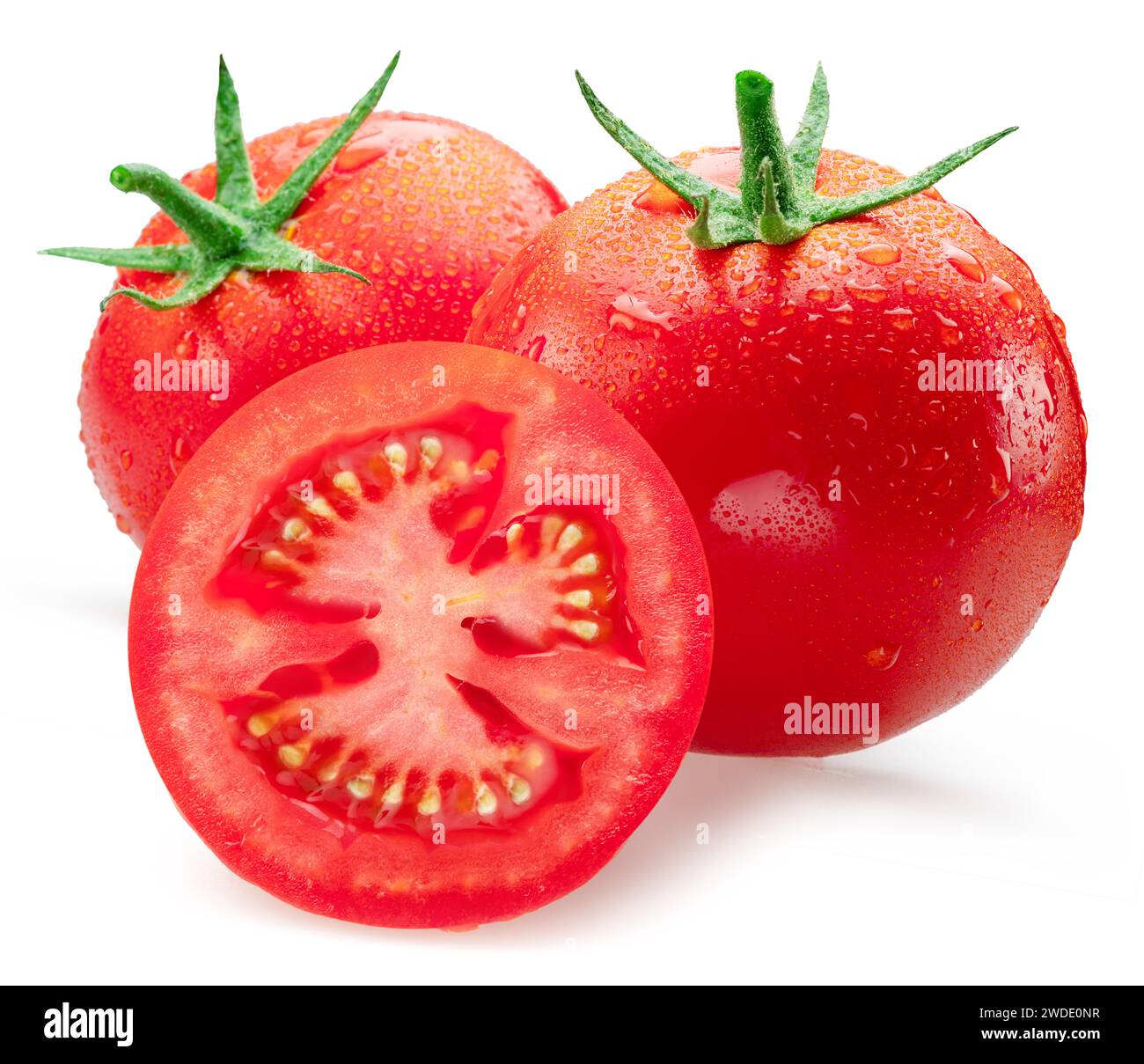 Pomodori rossi appena lavati ricoperti di gocce d'acqua su sfondo bianco. Foto Stock