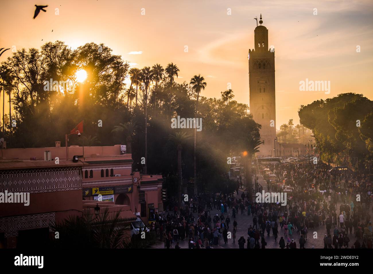 Marrakech, Marocco-28 febbraio 2023: Una strada tipica nell'antico quartiere Medina di Marrakech. La foto contiene persone locali che svolgono varie attività Foto Stock