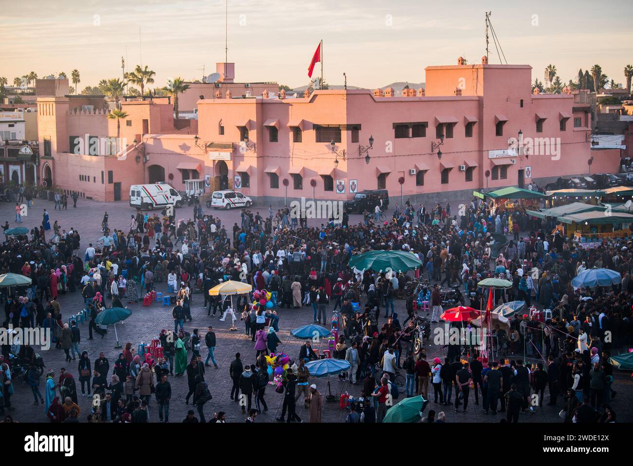 Marrakech, Marocco-28 febbraio 2023: Una strada tipica nell'antico quartiere Medina di Marrakech. La foto contiene persone locali che svolgono varie attività Foto Stock