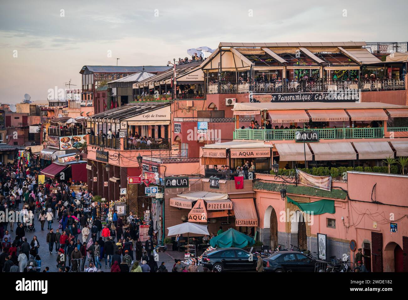 Marrakech, Marocco-28 febbraio 2023: Una strada tipica nell'antico quartiere Medina di Marrakech. La foto contiene persone locali che svolgono varie attività Foto Stock