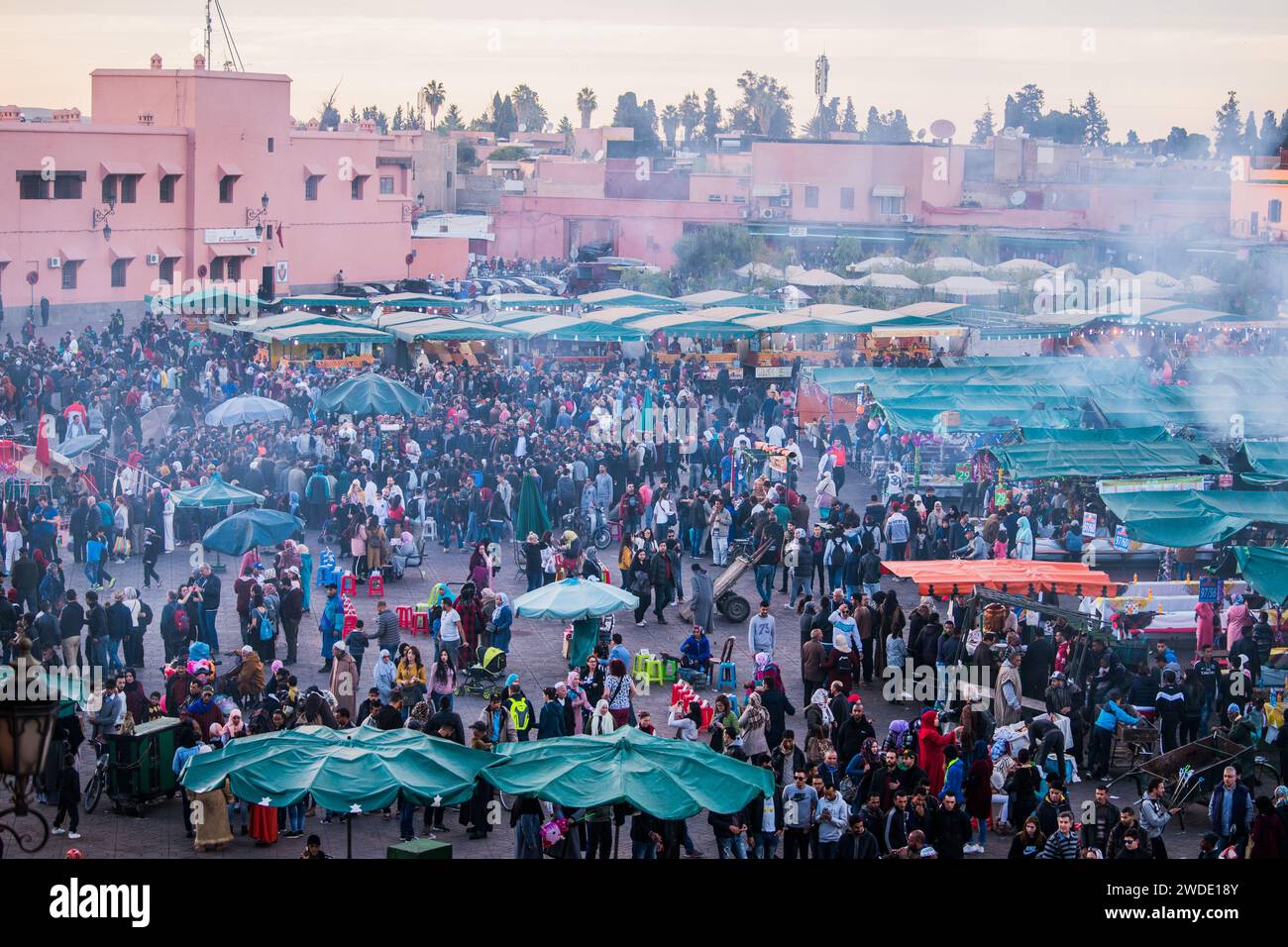 Marrakech, Marocco-28 febbraio 2023: Una strada tipica nell'antico quartiere Medina di Marrakech. La foto contiene persone locali che svolgono varie attività Foto Stock