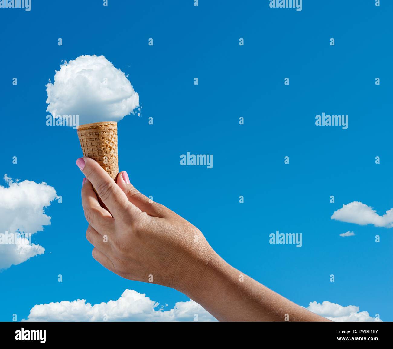 Nuvola a forma di gelato come se fosse posizionato nel cono del gelato. Concept creativo per l'estate. Foto Stock