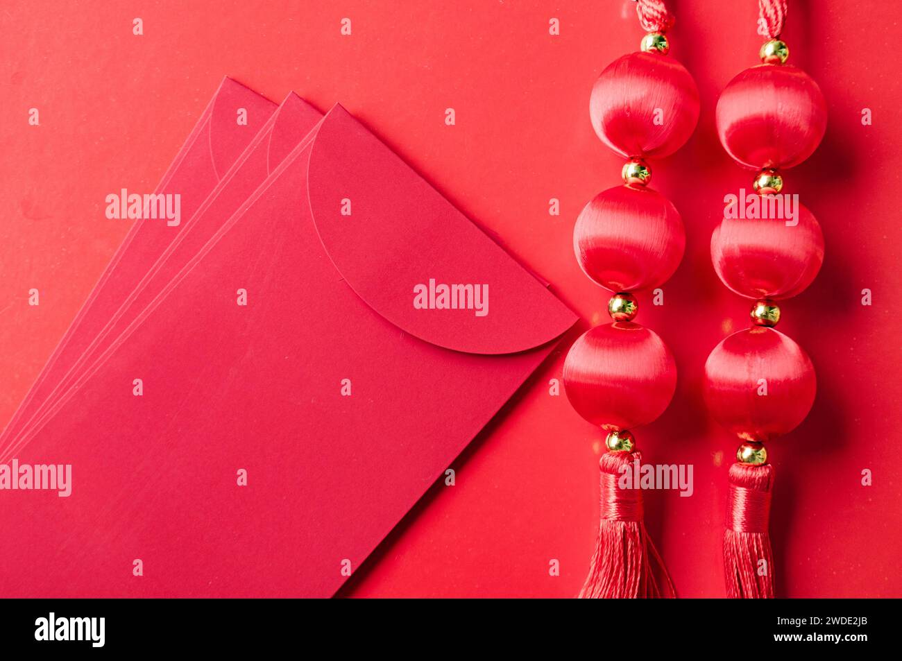 Vista dall'alto del pacchetto rosso Capodanno cinese con spazio personalizzabile per testo o desideri. Foto Stock