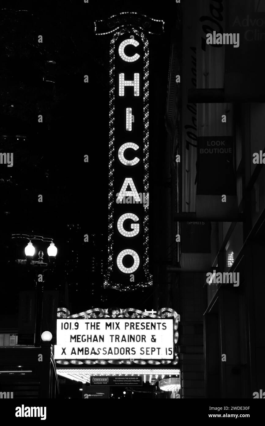 Il Chicago Theatre ha illuminato il cartello all'ingresso del famoso monumento di notte in bianco e nero Foto Stock