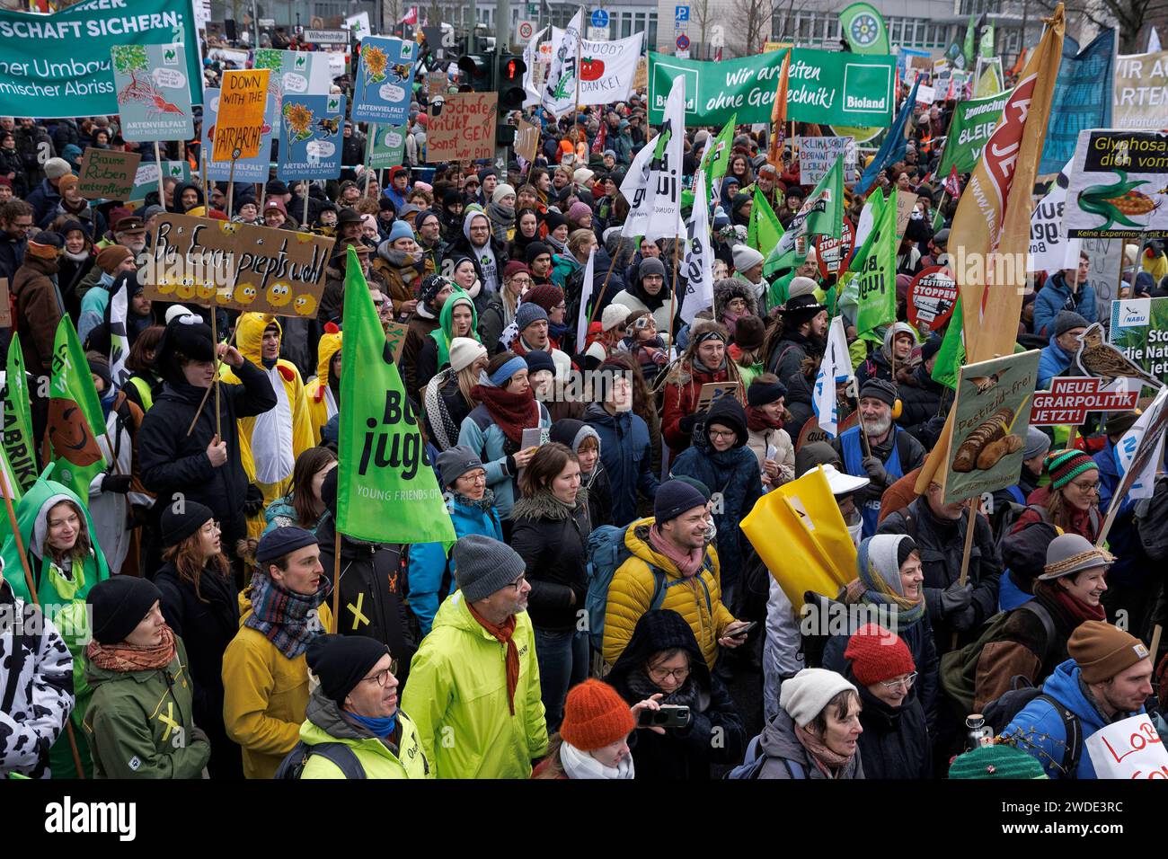 Berlino, Germania. 20 gennaio 2024. I partecipanti protestano contro la politica agricola con striscioni e cartelli durante una dimostrazione dell'alleanza "We're Fed Up" di fronte alla Willy Brand House. La manifestazione si è svolta sotto lo slogan "il buon cibo ha bisogno di un futuro!”. Crediti: Carsten Koall/dpa/Alamy Live News Foto Stock