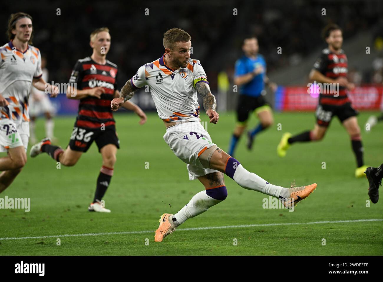 20 gennaio 2024; CommBank Stadium, Sydney, NSW, Australia: A-League Football, WESTERN Sydney Wanderers contro Perth Glory; Adam Taggart di Perth Glory guarda il suo tiro in porta Foto Stock