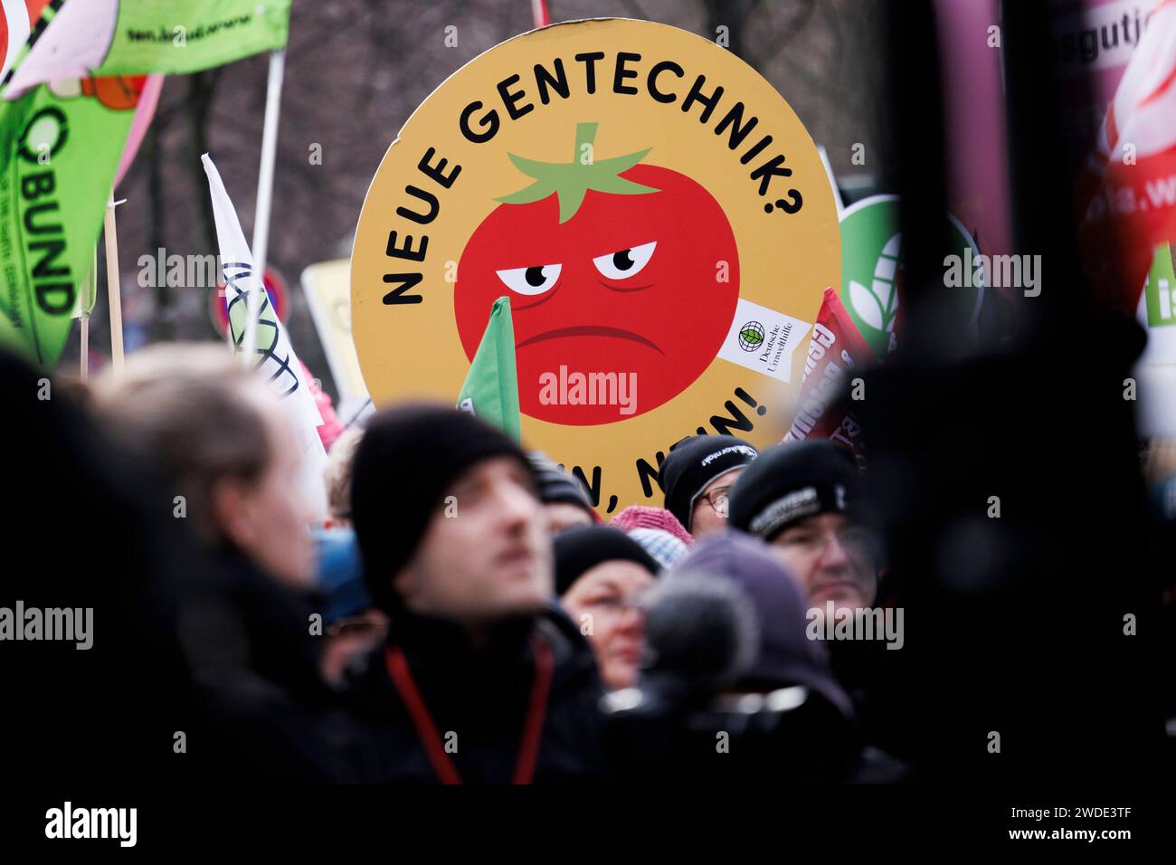 Berlino, Germania. 20 gennaio 2024. I partecipanti protestano contro la politica agricola con striscioni e cartelli durante una dimostrazione dell'alleanza "We're Fed Up" di fronte alla Willy Brand House. La manifestazione si è svolta sotto lo slogan "il buon cibo ha bisogno di un futuro!”. Crediti: Carsten Koall/dpa/Alamy Live News Foto Stock