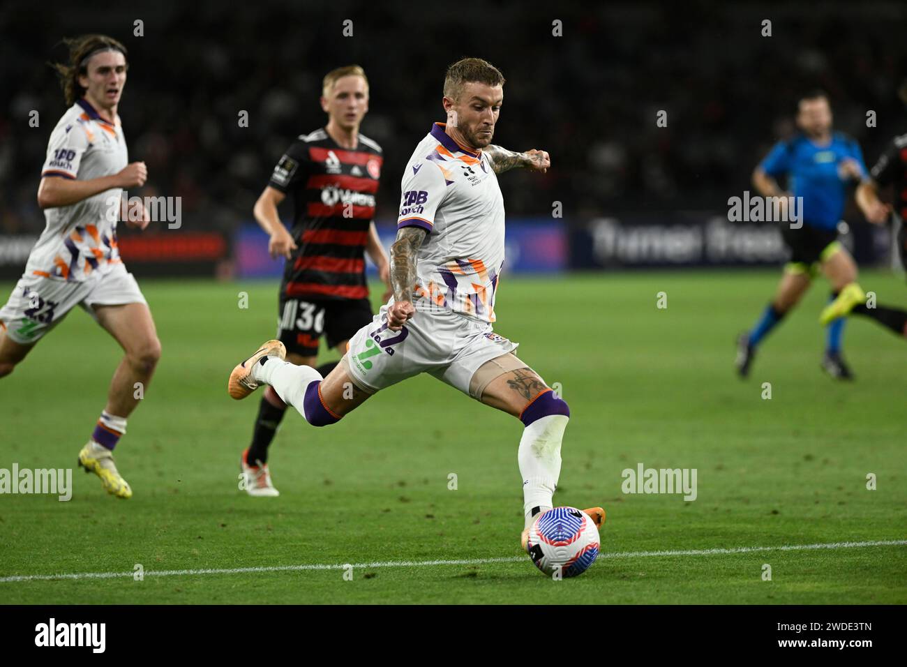 20 gennaio 2024; CommBank Stadium, Sydney, NSW, Australia: A-League Football, WESTERN Sydney Wanderers contro Perth Glory; Adam Taggart di Perth Glory si prepara a fare un tiro in porta Foto Stock