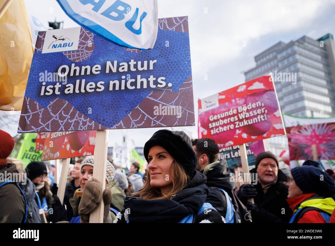 Berlino, Germania. 20 gennaio 2024. I partecipanti protestano contro la politica agricola con striscioni e cartelli durante una dimostrazione dell'alleanza "We're Fed Up" di fronte alla Willy Brand House. Un cartello dice: "Senza natura, tutto non è niente". La manifestazione si è svolta sotto lo slogan "il buon cibo ha bisogno di un futuro!”. Crediti: Carsten Koall/dpa/Alamy Live News Foto Stock