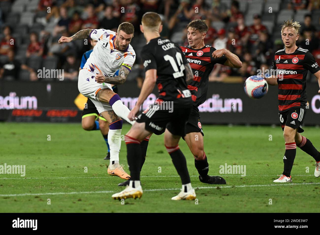 20 gennaio 2024; CommBank Stadium, Sydney, NSW, Australia: A-League Football, WESTERN Sydney Wanderers contro Perth Glory;Adam Taggart di Perth Glory tira un tiro in porta Foto Stock