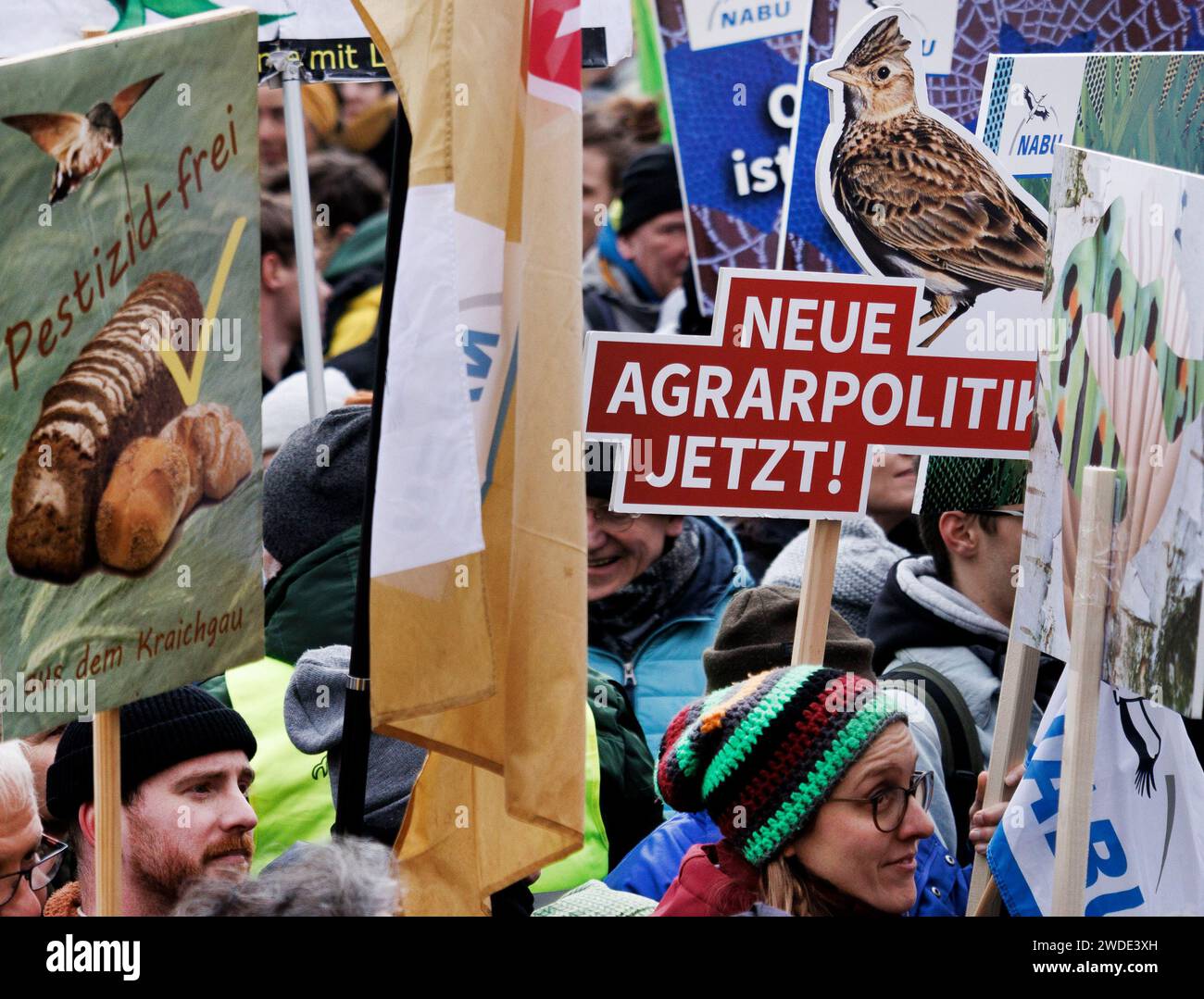 Berlino, Germania. 20 gennaio 2024. I partecipanti protestano contro la politica agricola con striscioni e cartelli durante una dimostrazione dell'alleanza "We're Fed Up" di fronte alla Willy Brand House. Un segno con le parole "nuova politica agricola ora!” può essere letto. La manifestazione si è svolta sotto lo slogan "il buon cibo ha bisogno di un futuro!”. Crediti: Carsten Koall/dpa/Alamy Live News Foto Stock