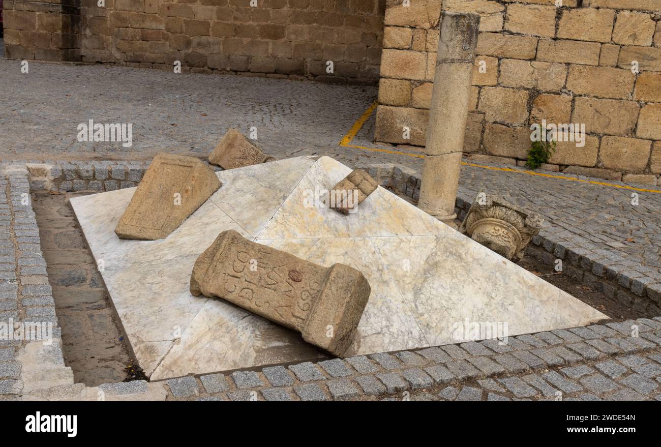 EN Garrovillas de Alconétar estos restos romanos se encuentran en el exterior de la iglesia de San Pedro Apóstol, Cáceres, España Foto Stock