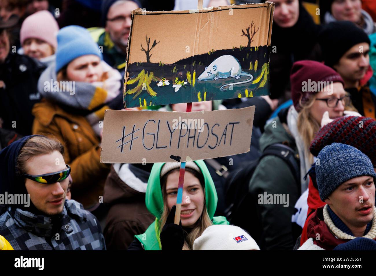 Berlino, Germania. 20 gennaio 2024. I partecipanti protestano contro la politica agricola con striscioni e cartelli durante una manifestazione organizzata dall'alleanza "We're Fed Up" di fronte alla Willy Brand House. Si può vedere un cartello con la scritta "#Glyphosat". La dimostrazione ha avuto luogo con il motto "il buon cibo ha bisogno di un futuro!". Crediti: Carsten Koall/dpa/Alamy Live News Foto Stock