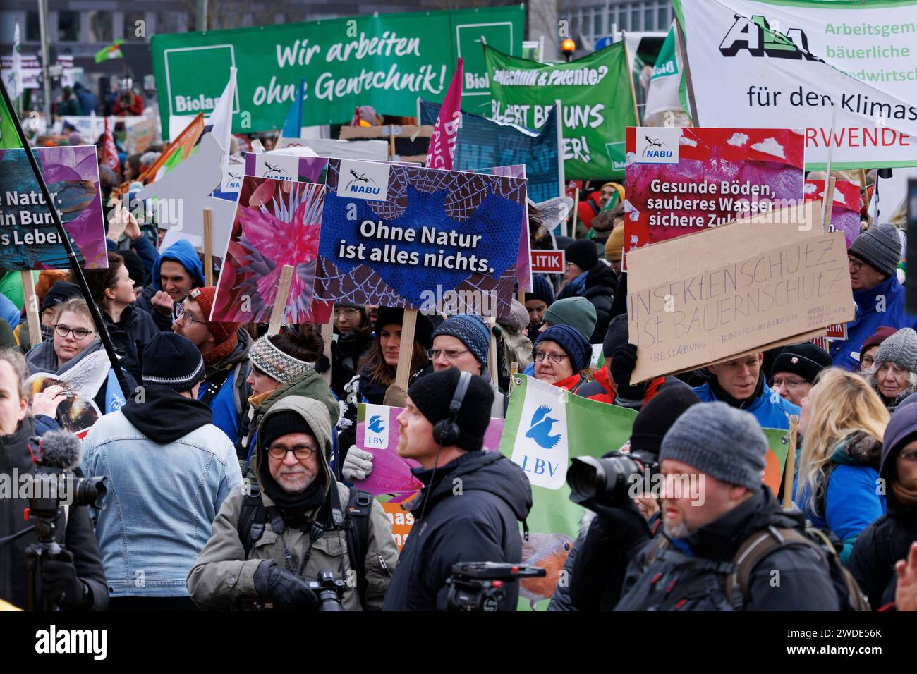 Berlino, Germania. 20 gennaio 2024. I partecipanti protestano contro la politica agricola con striscioni e cartelli durante una dimostrazione dell'alleanza "We're Fed Up" di fronte alla Willy Brand House. Un cartello dice: "Senza natura, tutto non è niente". La manifestazione si è svolta sotto lo slogan "il buon cibo ha bisogno di un futuro!”. Crediti: Carsten Koall/dpa/Alamy Live News Foto Stock