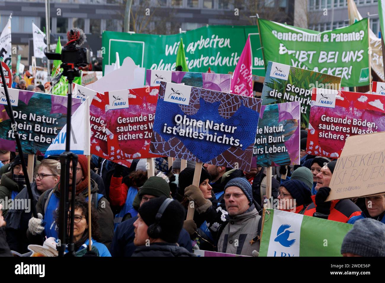 Berlino, Germania. 20 gennaio 2024. I partecipanti protestano contro la politica agricola con striscioni e cartelli durante una dimostrazione dell'alleanza "We're Fed Up" di fronte alla Willy Brand House. Un cartello dice: "Senza natura, tutto non è niente". La manifestazione si è svolta sotto lo slogan "il buon cibo ha bisogno di un futuro!”. Crediti: Carsten Koall/dpa/Alamy Live News Foto Stock