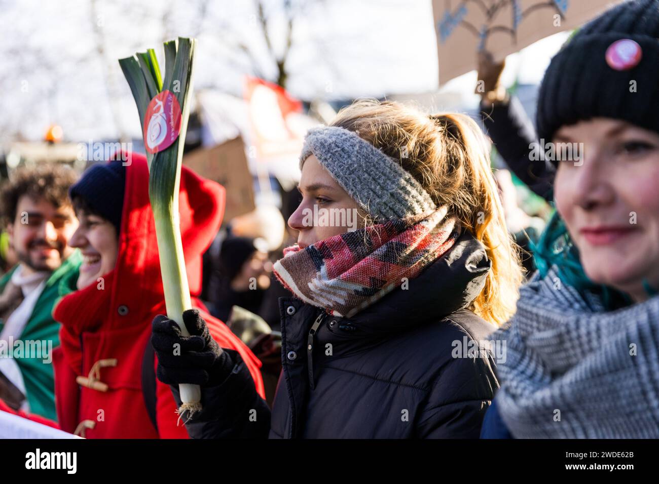 Berlino, Germania. 20 gennaio 2024. I partecipanti protestano contro la politica agricola con striscioni e cartelli durante una dimostrazione dell'alleanza "We're Fed Up" di fronte alla Willy Brand House. Un partecipante tiene un mucchio di porri. La manifestazione si è svolta sotto lo slogan "il buon cibo ha bisogno di un futuro!”. Crediti: Carsten Koall/dpa/Alamy Live News Foto Stock