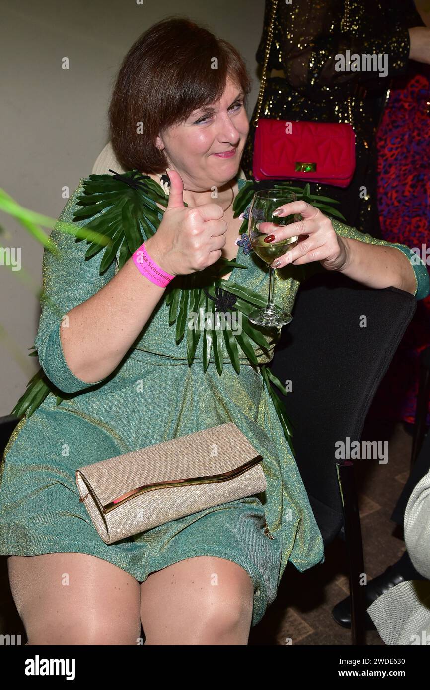 Iris Abel Ankunft zum Public Viewing zum TV-Start von - ich bin ein Star C Holt mich hier raus im Hotel Pullmann Schweizer Hof a Berlino, AM 19.01.2024 Julian Stoeckel, visione pubblica IBES inizio *** Iris Abel arrivo alla visione pubblica per la partenza televisiva di ich bin ein Star C Holt mich hier raus presso l'Hotel Pullmann Schweizer Hof a Berlino, il 19 01 2024 Julian Stoeckel, visione pubblica IBES inizio Photopress Mueller Foto Stock