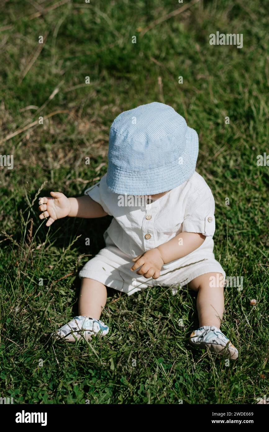 Bambino in erba, vista dall'alto, telaio verticale Foto Stock