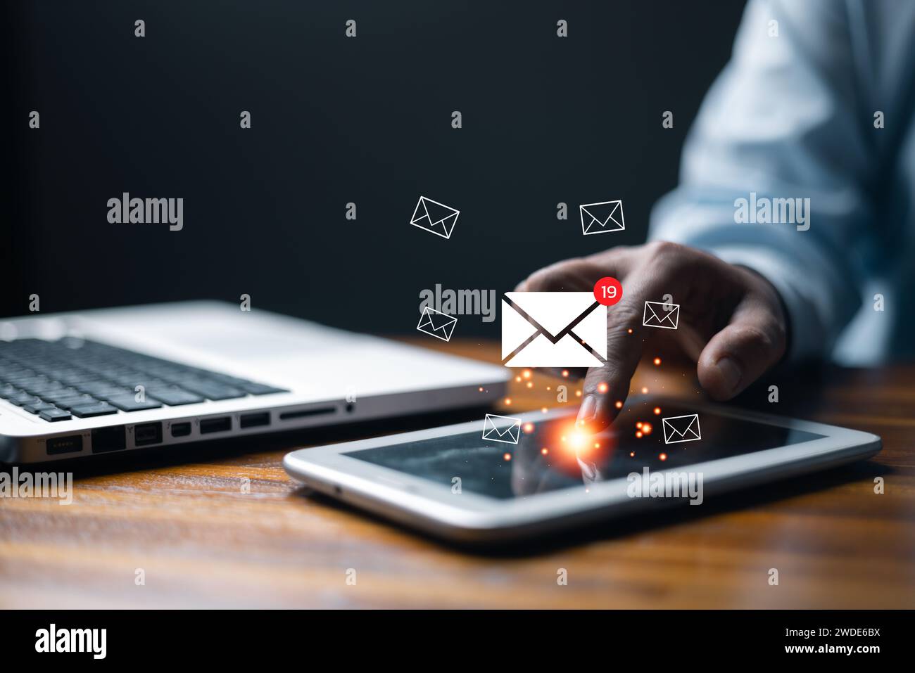 Nuovo concetto di notifica e-mail per comunicazioni e-mail aziendali e marketing digitale. Concetto di email marketing, persona che legge e-mail su tabl digitale Foto Stock