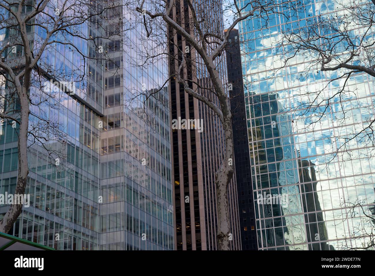 reflets dans les Buildings aux Facades de verres, Offrant du graphisme, autour de Bryant Park et du Winter Village à Manhattan Foto Stock
