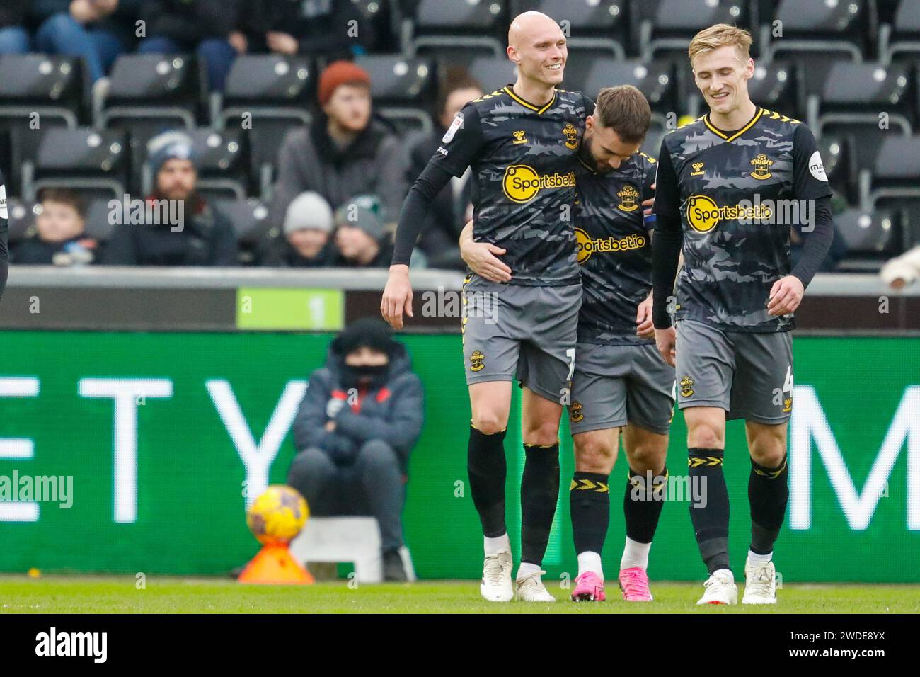 Swansea, Regno Unito. 20 gennaio 2024. Will Smallbone di Southampton (l) festeggia con i compagni di squadra dopo aver segnato il secondo gol della sua squadra nella partita del campionato EFL Skybet, Swansea City contro Southampton, presso lo Stadio Swansea.com di Swansea, Galles, sabato 20 gennaio 2024. Questa immagine può essere utilizzata solo per scopi editoriali. Solo editoriale, foto di Credit: Andrew Orchard Sports Photography/Alamy Live News Foto Stock