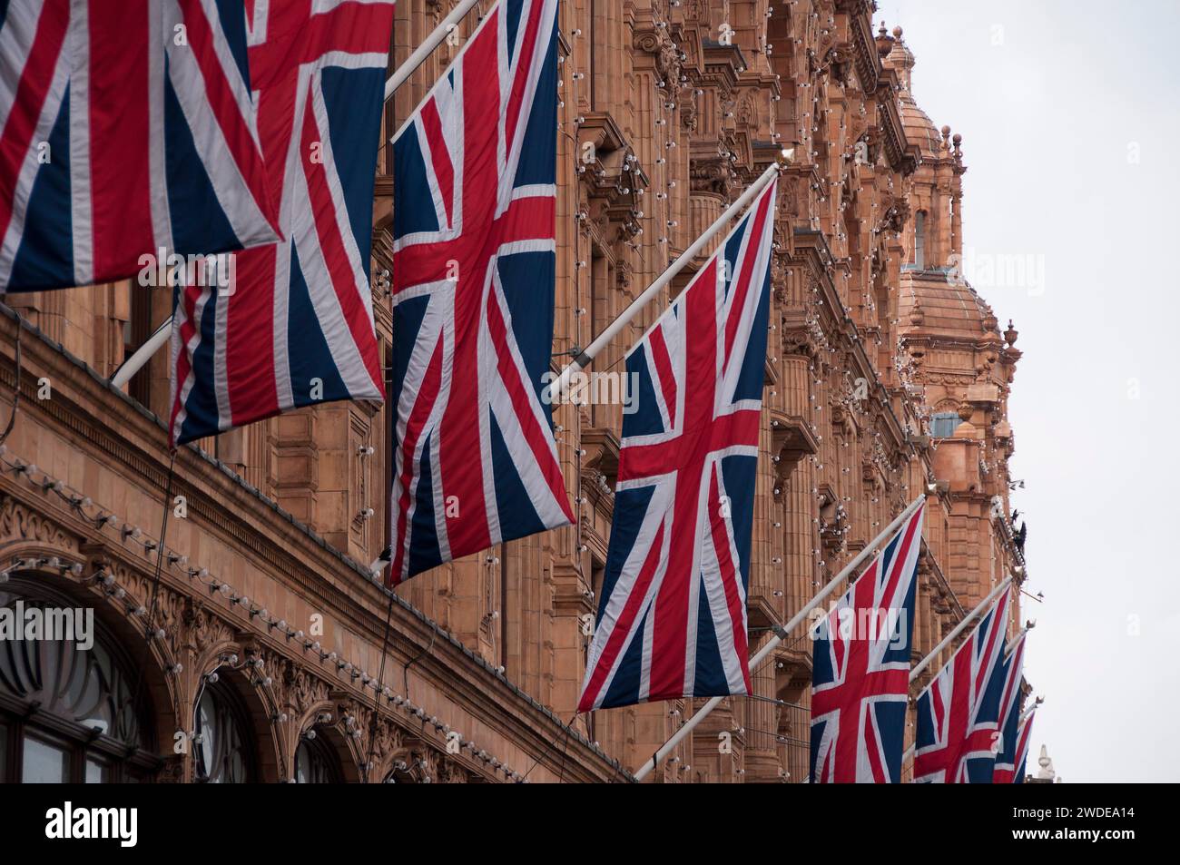 Bandiere sindacali appese fuori Harrods Foto Stock