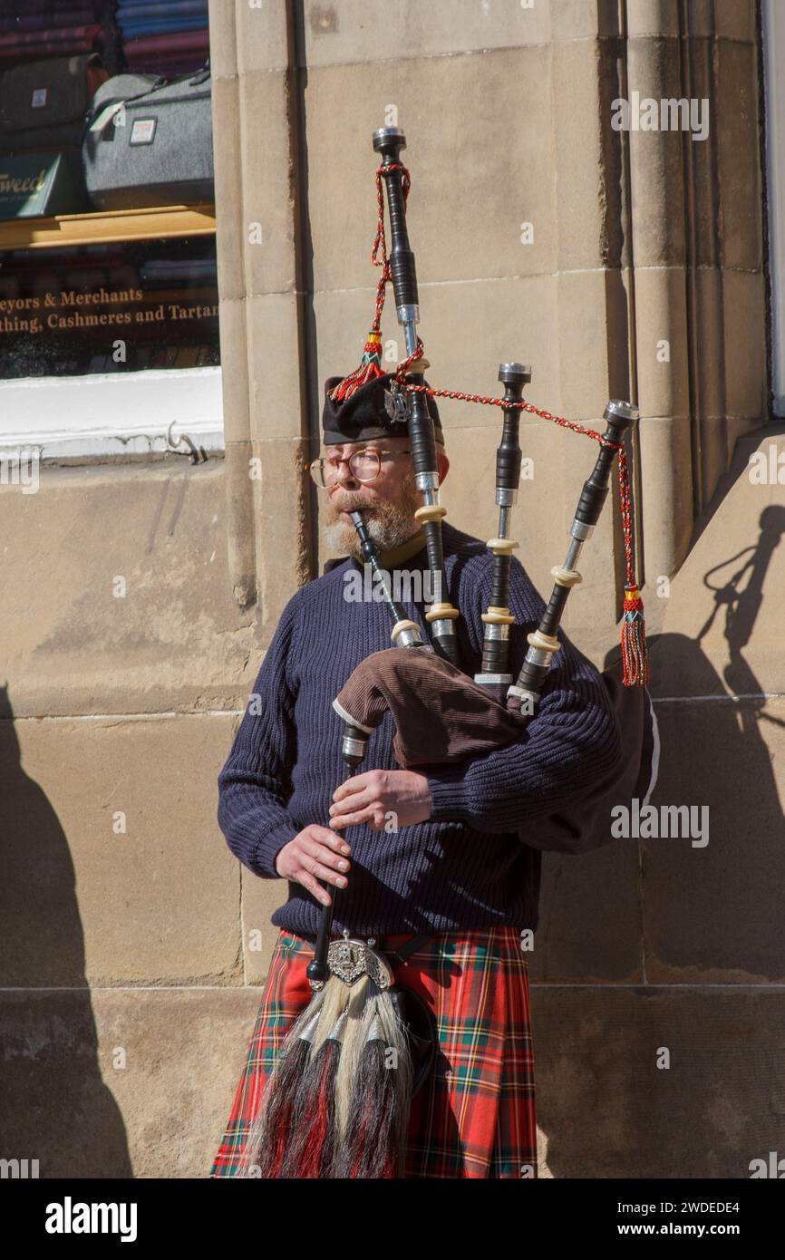 Edimburgo, Scozia, Regno Unito. 19 aprile 2023. REGNO UNITO. Buskers che suonano le cornamuse e la batteria sul Royal Mile, Edimburgo. Foto Stock
