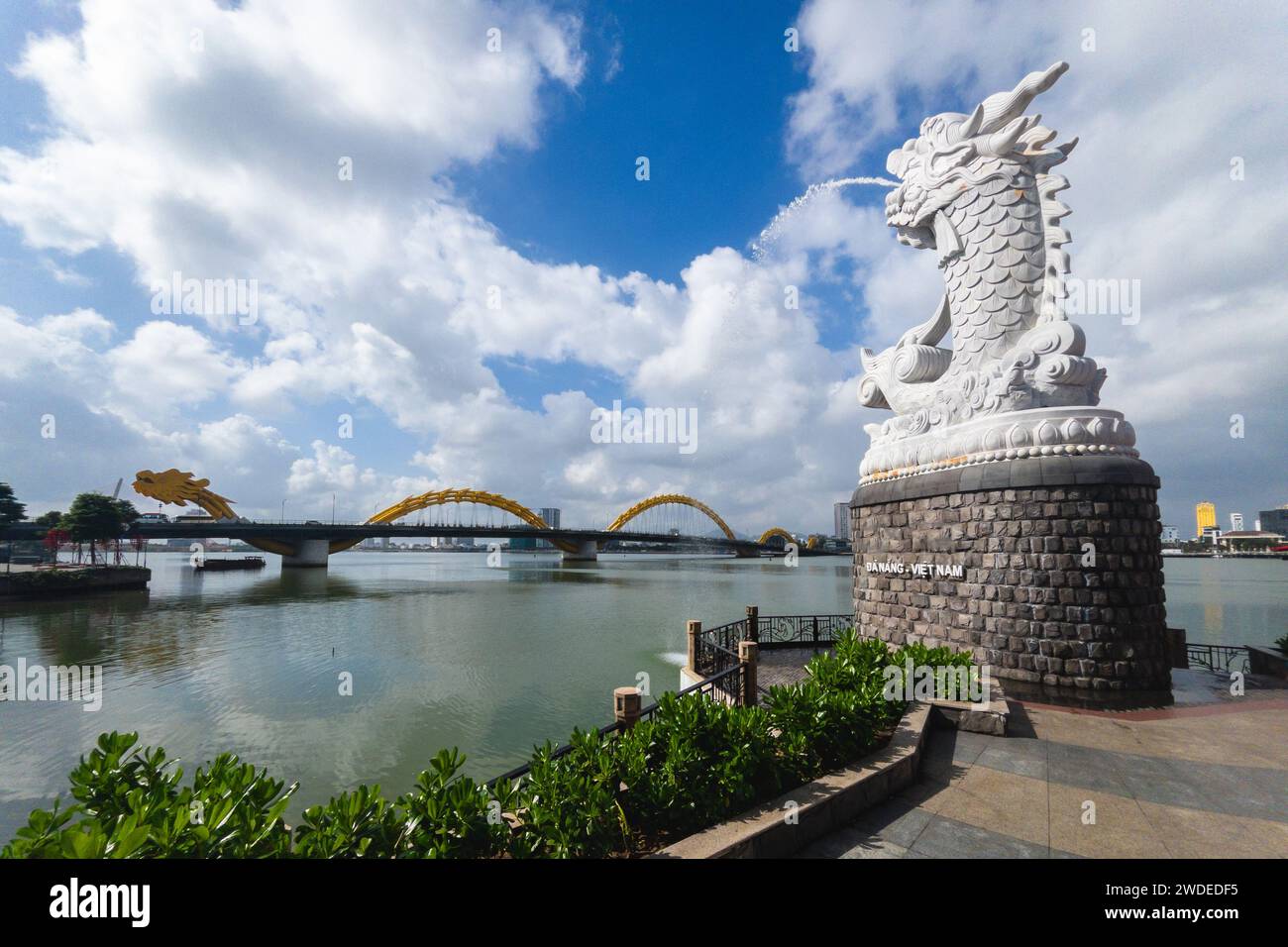 statua della carpa del drago e lo skyline di danang in vietnam Foto Stock