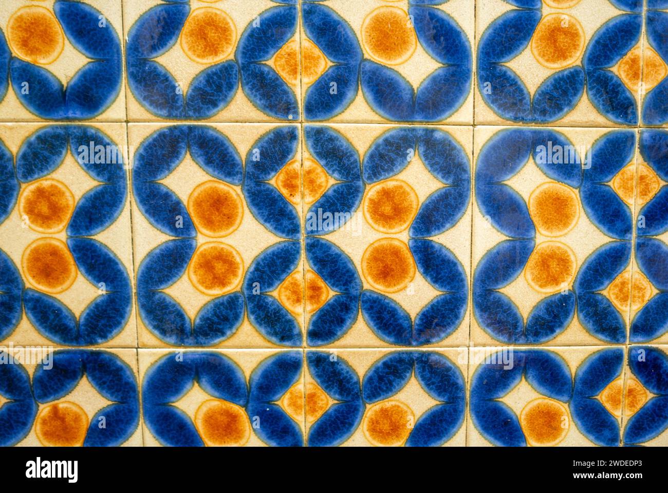 Piastrelle blu e arancioni a Alcácer do Sal, Portogallo Foto Stock