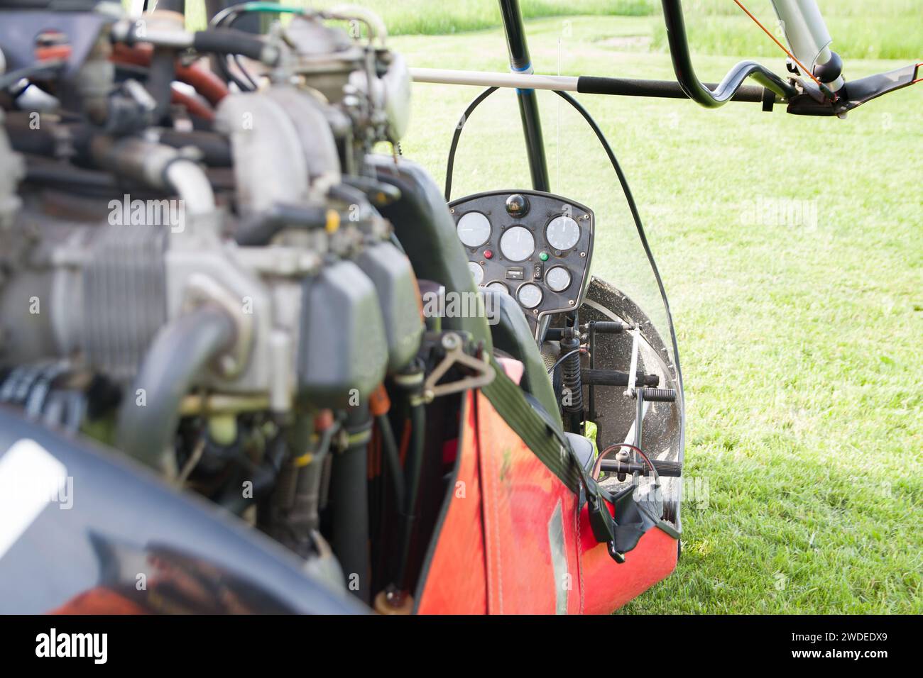 Il moderno parapendio motorizzato su una piattaforma di lancio verde in un campo è pronto per il decollo in cielo. Foto Stock