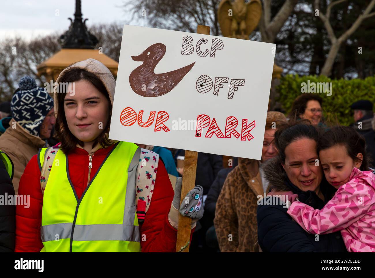 Poole, Dorset, Regno Unito. 20 gennaio 2024. Una protesta pacifica ha luogo contro la chiusura del Whitecliff Road Gate nel Poole Park, che secondo i residenti creerà un “caos del traffico”. Poole Park è stato formalmente aperto dal Principe di Galles il 18 gennaio 1890, una campagna locale residente per mantenere aperto tutti gli ingressi al parco, ha lanciato una petizione e ha chiesto il sostegno di re Carlo. I punti di accesso sono stati chiusi ai veicoli mentre il BCP intraprende una consultazione pubblica. Le opinioni sono divise con le affermazioni che l'autorità ha un programma anti-auto. Crediti: Carolyn Jenkins/Alamy Live News Foto Stock