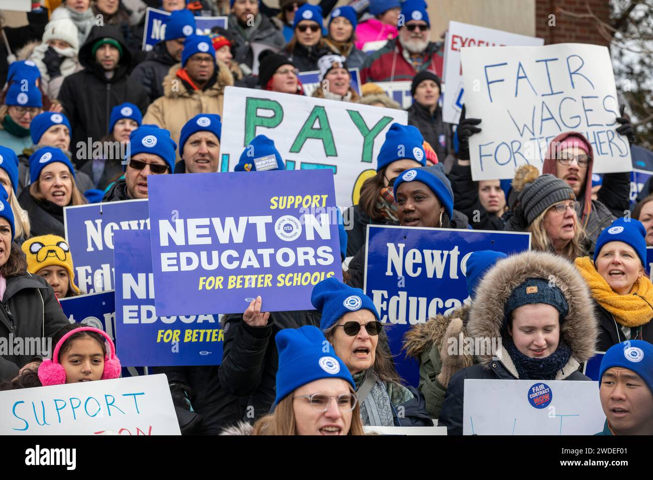 19 gennaio 2024. Newton, ma., gli insegnanti di Newton si sono radunati al Newton City Hall il primo giorno del loro sciopero mentre lottano per la salute mentale espansa su Foto Stock